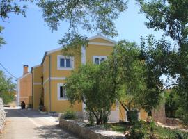 Family friendly apartments with a swimming pool Sali, Dugi otok - 8083，位于萨利的酒店
