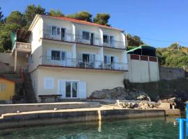 Apartments by the sea Savar, Dugi otok - 8079，位于布里尼的海滩酒店