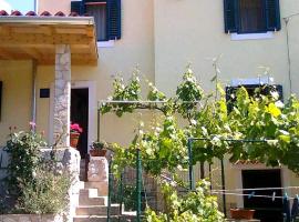 Seaside holiday house Miholascica, Cres - 8073，位于马丁斯契卡的酒店