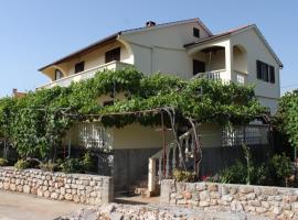 Apartments with a parking space Sali, Dugi otok - 8136，位于萨利的酒店