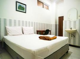 Hoki Homestay Mitra RedDoorz near Rumah Sakit Dr Soetomo Surabaya，位于Karangmendjangan的酒店