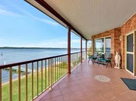 Sunshine Lake Views with Jetty and Slipway