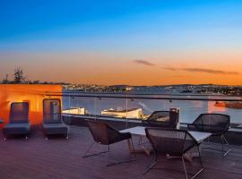 Exclusive apartment, sea view to Oslo fjord, located on water in Oslo center，位于奥斯陆Color Line Ferry Terminal Oslo附近的酒店