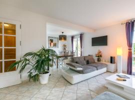 Charmante Maison Climatisée avec son Jardin à 5 minutes de DIJON，位于圣阿波利奈尔的酒店