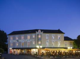 Logis Hôtel-Restaurant Le Commerce，位于Rieupeyroux的酒店