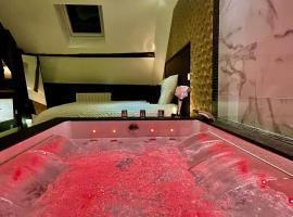 L'Intemporel Suite Spa，位于Champagne-sur-Oise的带停车场的酒店