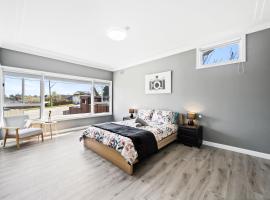 New 2 Bedroom House 500m to Mall with Free Parking，位于班克斯镇的酒店