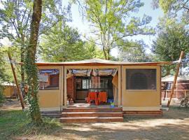 Camping Onlycamp De Chamarges，位于戴伊的酒店