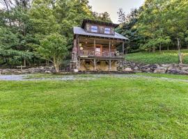 Clyde Papa Bear Cabin, Near Smoky Mountains!，位于Clyde的带停车场的酒店