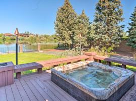 Moses Lake Retreat with Salt Water Hot Tub!，位于摩西莱克的乡村别墅