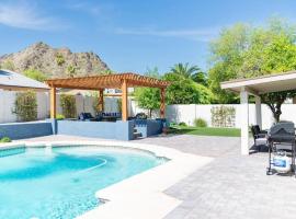 Sunnyside of Life Retreat: Serene 5 BR with pool，位于凤凰城亚利桑那基督大学附近的酒店