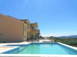 Villa Scolopax rusticola Skradin with heated pool，位于斯克拉丁的公寓