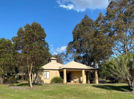 Beautiful Villa in the heart of the Hunter Valley，位于波高尔宾的带按摩浴缸的酒店
