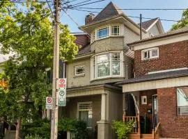 Cozy 5 Bedroom House in Downtown Toronto by GLOBALSTAY