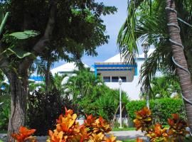Perfect Island Retreat at Paradise Island Beach Club Villas，位于Creek Village的酒店