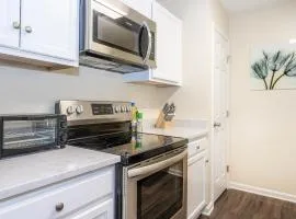 Serine Space - Townhome - King Bed - Duke - Long Term Stays