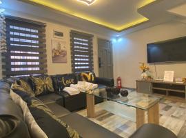 MAJESTIC 2 BR TOWNHOUSE - near AQUA PLANET & CLark Airport - TRP8，位于Malabañas的酒店