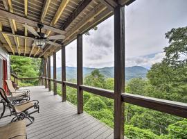 Bryson City Cabin with Hot Tub about 10 Mi to Dtwn!，位于Lauada的度假屋