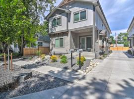 Less Than 1 Mi to Downtown Gorgeous Loveland Townhome!，位于拉夫兰的酒店