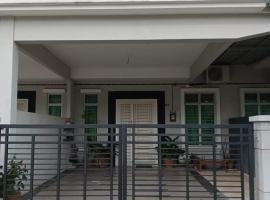 Qmar Melaka Homestay，位于Kampong Kerubong的带停车场的酒店