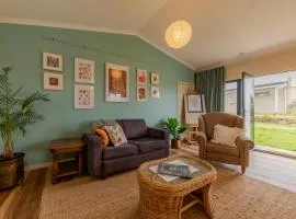 Meander Retreat - Garden Studio with dog park