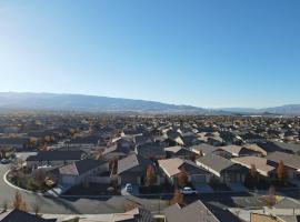 Dream Family Home in South Reno 4 bed 30 Min to Lake Tahoe，位于Steamboat的酒店