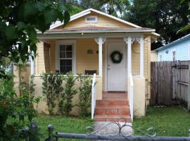Key West Style Historic Home in Coconut Grove Florida The Yellow House，位于迈阿密珊瑚城堡附近的酒店