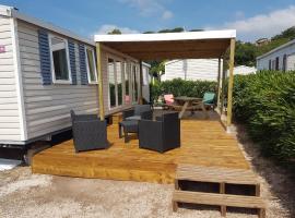 Mobilhome Fréjus, linge, coffre fort et ventilation toutes les chambres，位于弗雷瑞斯的酒店