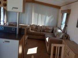 B58 is a 3 bedroom 8 berth caravan close to the beach on Whitehouse Leisure Park Towyn near Rhyl with private parking space This is a pet free caravan，位于阿贝尔格莱的酒店