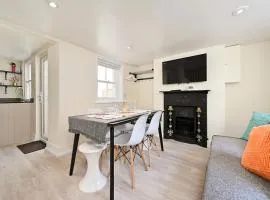 Homey Downtown Brighton Two Bedroom Townhouse Near Sea Front, up to 7 guests
