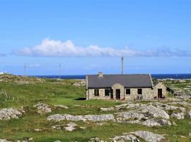 Luxury Sea View Cottage Ballyconneely Winter Specials，位于巴利康尼利的高尔夫酒店