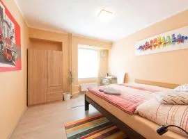 Cozy room at metro station, private bathroom, 9minutes oldtown, 15minutes airport, WiFi