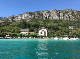 Rare 2 bedroom with private beach on Lake Annecy，位于杜萨尔的家庭/亲子酒店