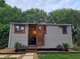 The Owls Rest Shepherds Hut Hethel，位于诺里奇的公寓