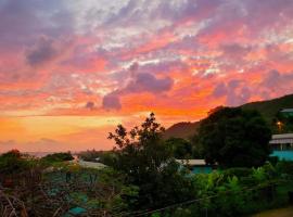 Juju's Cottage with magnificent views，位于Laborie的别墅