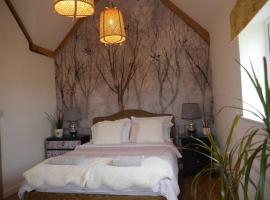 Cheltenham accommodation -self-catering-2 bedrooms，位于切尔滕纳姆切尔滕纳姆赛马场火车站附近的酒店