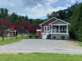 The Farmhouse at Wolfehaven，位于阿什维尔的酒店