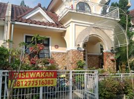 Villa kota bunga cipanas 3 kamar baru renovasi full wifi，位于西昆都尔的酒店