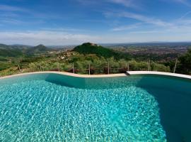 Charming house Loretta, with panoramic swimming pool，位于Nievole的酒店