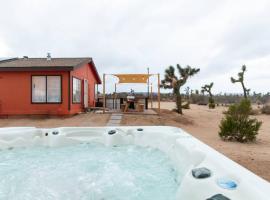 Hemingway House - Hot Tub Under The Desert Stars，位于丝兰谷的酒店