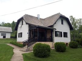 Holiday house with a parking space Poljanak, Plitvice - 15340，位于波利亚纳克的酒店