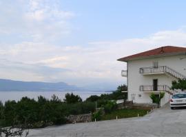 Apartments by the sea Slatine, Ciovo - 15504，位于斯拉汀的酒店