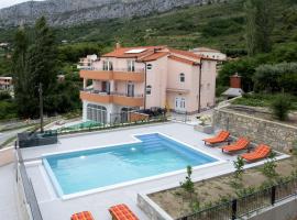 Family friendly apartments with a swimming pool Klis, Split - 16005，位于克利斯的酒店