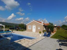 Family friendly house with a swimming pool Radosic, Zagora - 15891，位于Radošić的酒店