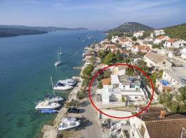 Apartments by the sea Tisno, Murter - 15895，位于迪斯诺的酒店