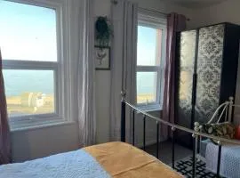 "The Quirky" Seafront Apartment