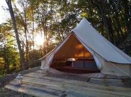 Suxen nature experience - glamping con vista panoramica，位于Prepotto的带停车场的酒店