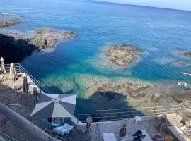 Oasi verde con terrazza sul mare e con piscina