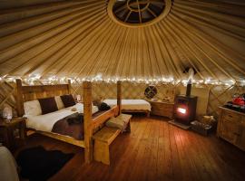Secret Cloud House Holidays Luxury Yurts with Hot Tubs，位于Cauldon的豪华帐篷营地