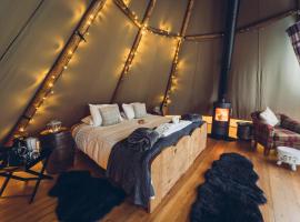 Scaldersitch Farm Boutique Camping Tipi with private wood fired hot tub，位于Sheen的豪华帐篷